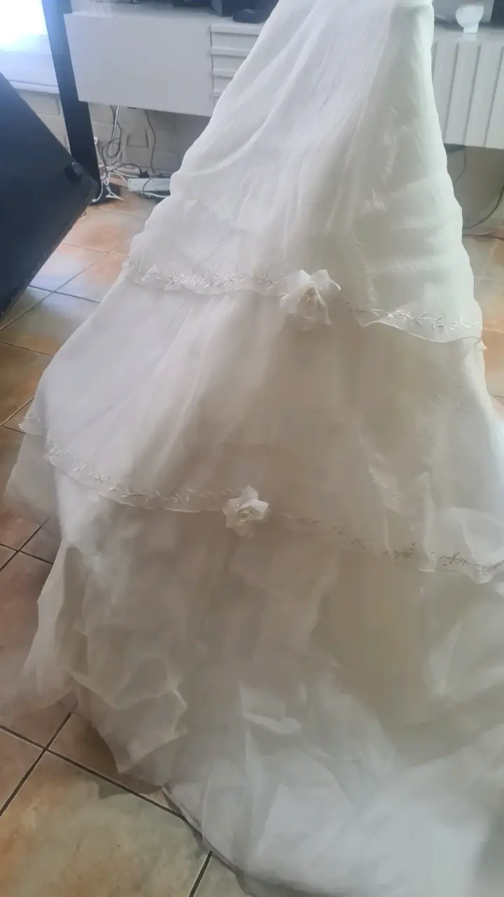 Vestido de novia blanco con cola larga - 2