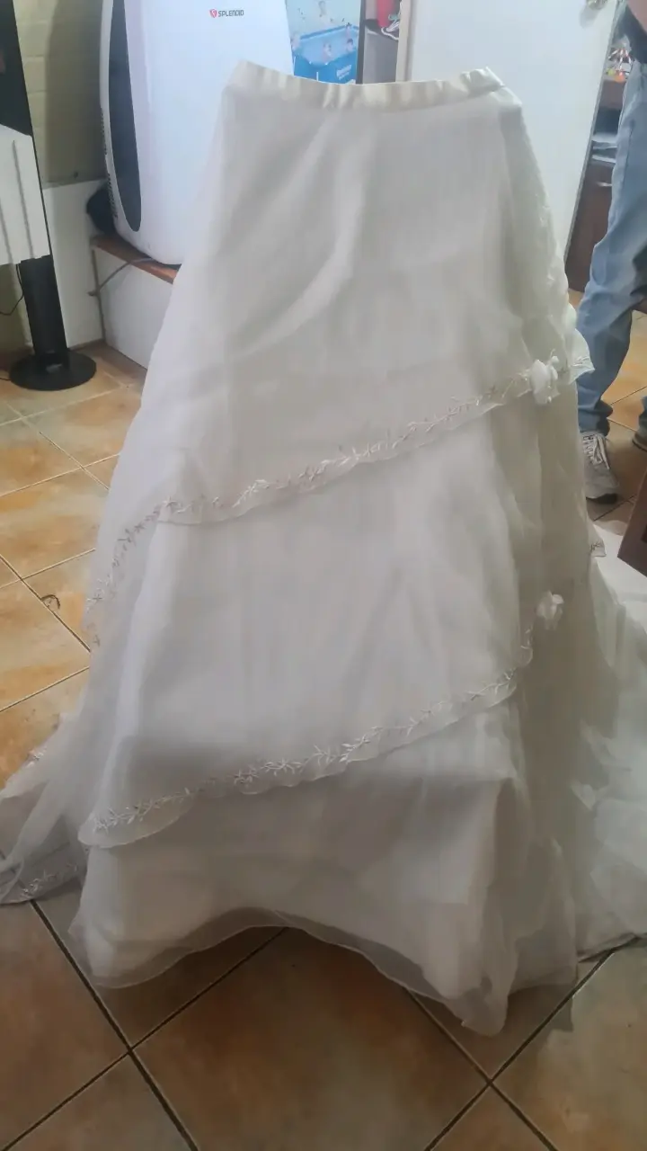 Vestido de novia blanco con cola larga - 3