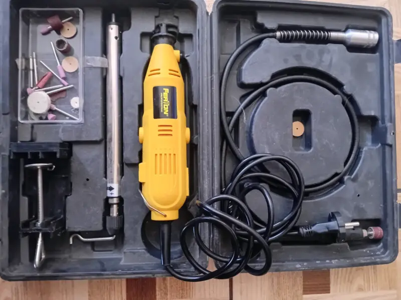 Herramienta rotativa Ferm con accesorios