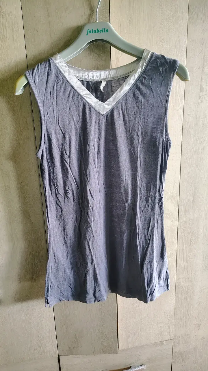 Polera sin mangas gris con cuello en V