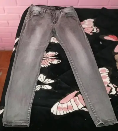 Jeans grises para hombre en buen estado - miniatura 1