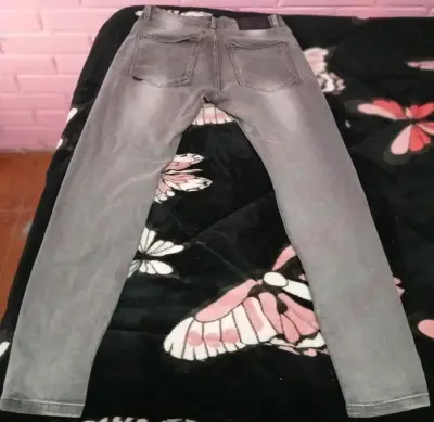 Jeans grises para hombre en buen estado - miniatura 2