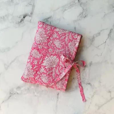 Funda de tela rosa con diseño floral - miniatura 1