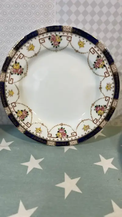 Plato de porcelana con diseño floral - miniatura 1