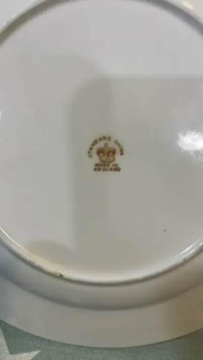 Plato de porcelana con diseño floral - miniatura 2