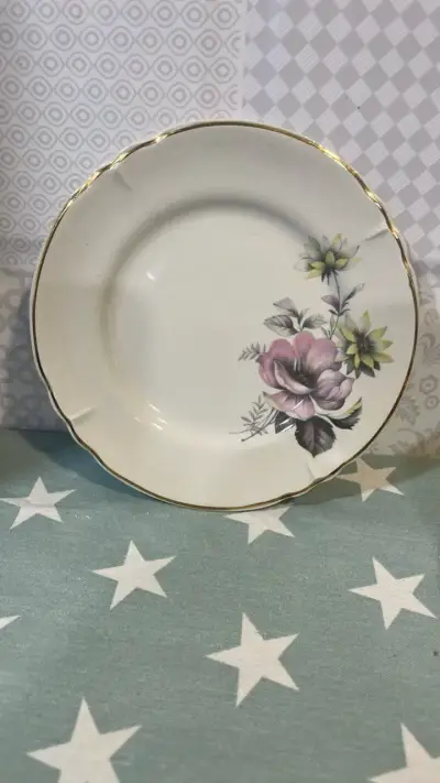 Plato de porcelana con diseño floral - miniatura 1