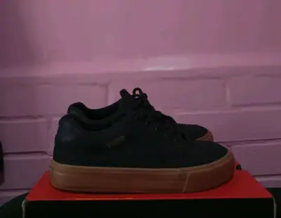 Zapatillas Puma negras con suela marrón - miniatura 1