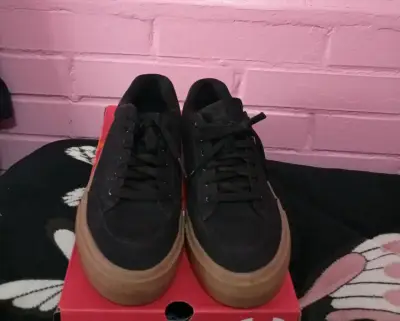 Zapatillas Puma negras con suela marrón - miniatura 2