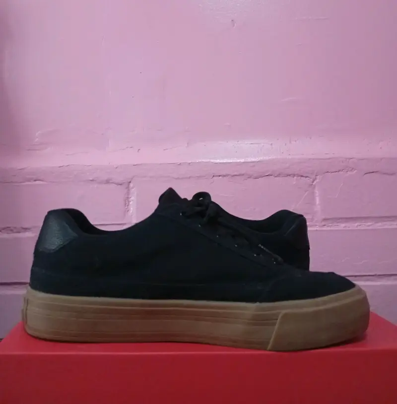Zapatillas Puma negras con suela marrón - 3