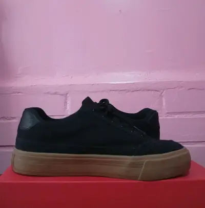 Zapatillas Puma negras con suela marrón - miniatura 3