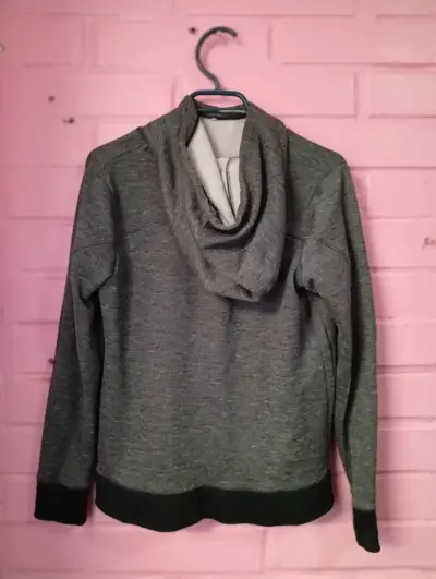 Polerón gris Under Armour para niños - miniatura 2
