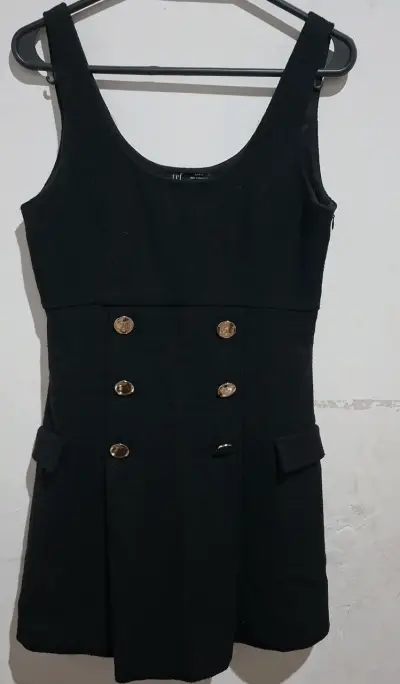 Vestido negro con botones dorados Zara - miniatura 1