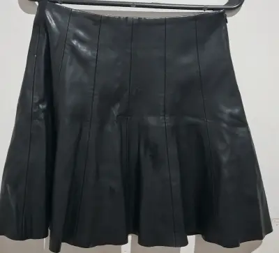 Falda de cuero negra elegante - miniatura 1