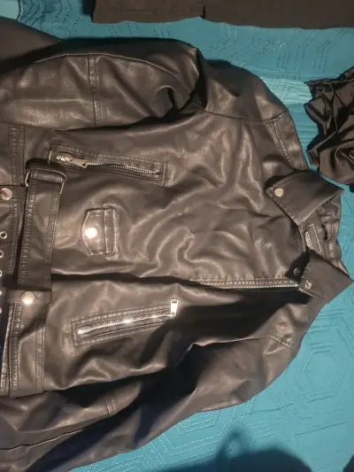 Chaqueta de cuero negra con cierre - miniatura 1