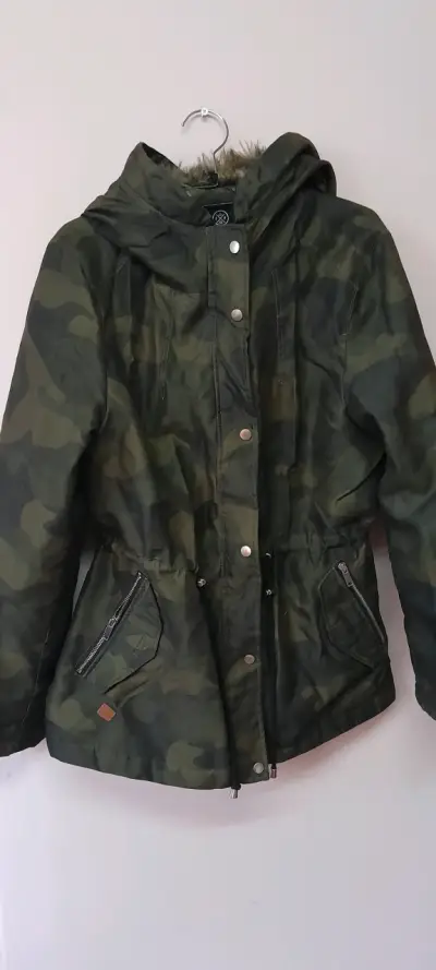 Parka camuflada con capucha y bolsillos - miniatura 1