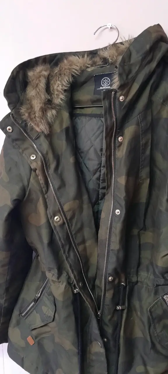 Parka camuflada con capucha y bolsillos - 2
