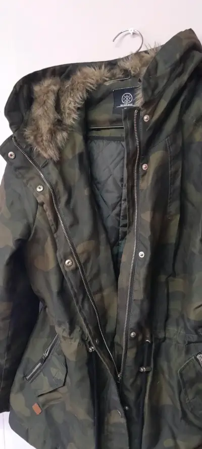 Parka camuflada con capucha y bolsillos - miniatura 2
