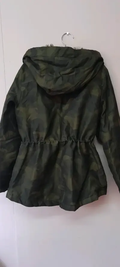 Parka camuflada con capucha y bolsillos - miniatura 3