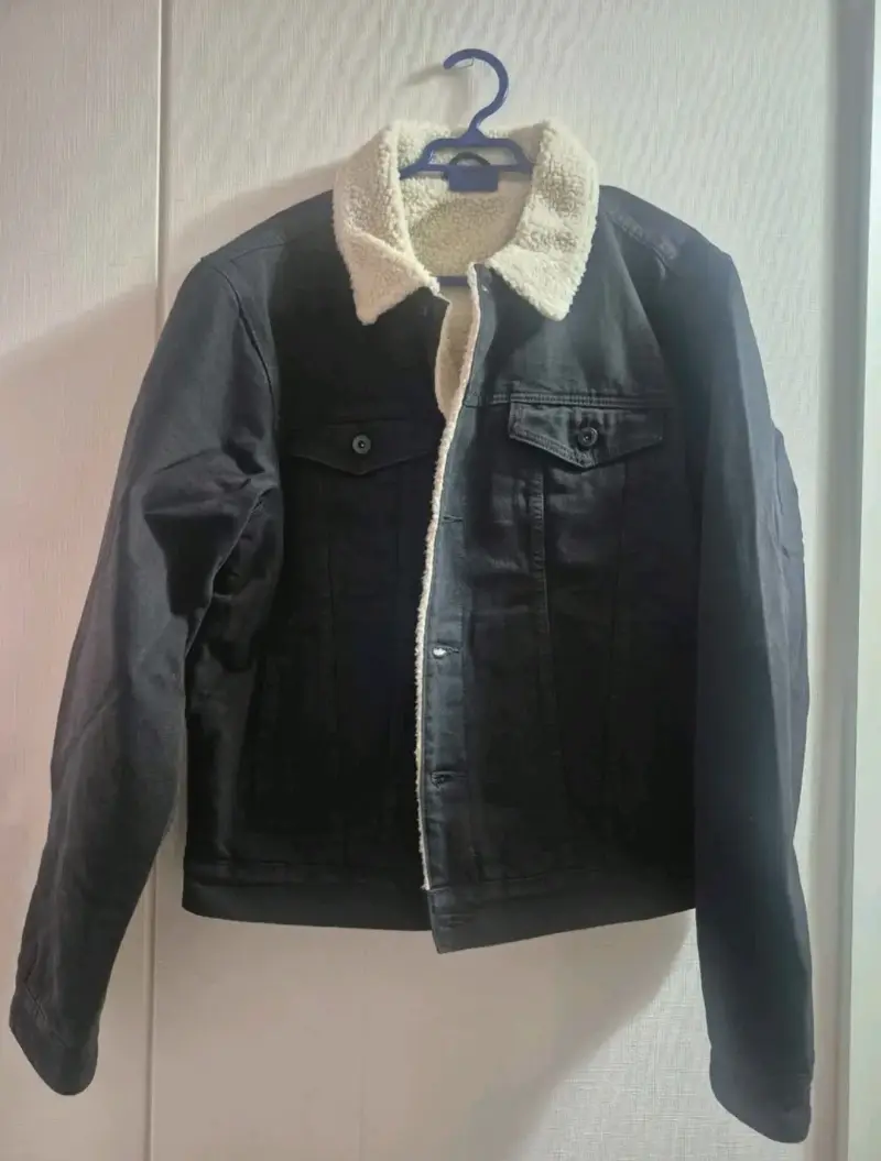 Chaqueta de mezclilla negra con chiporro - 2