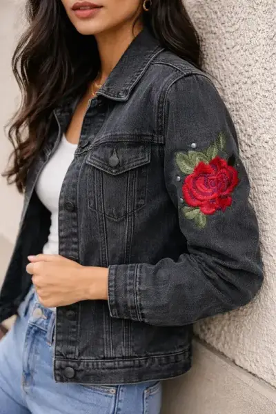 Chaqueta de mezclilla negra con bordado floral. - miniatura 1
