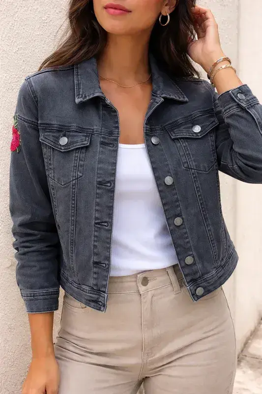 Chaqueta de mezclilla negra con bordado floral. - 2