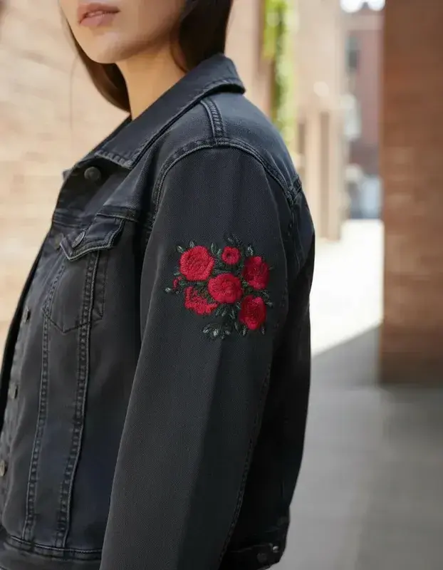 Chaqueta de mezclilla negra con bordado floral. - 4