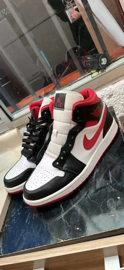 Zapatillas deportivas Air Jordan blancas y negras - miniatura 2