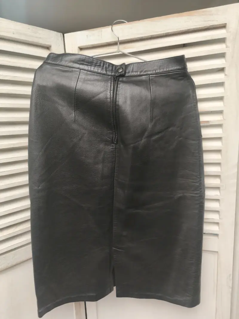 Falda de cuero 100% negra elegante - 3