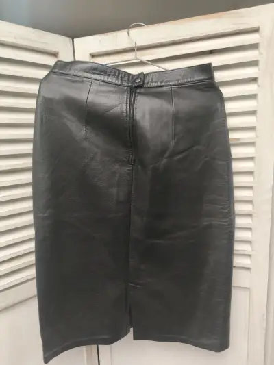 Falda de cuero 100% negra elegante - miniatura 3