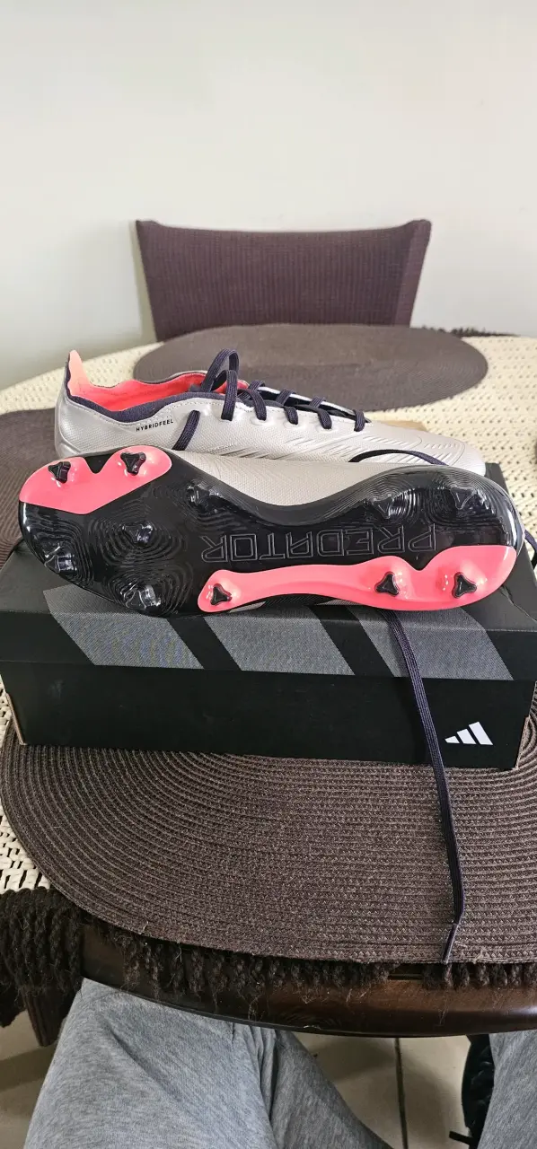 Botines de fútbol Adidas Predator plateados - 2