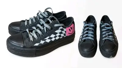 Zapatillas negras con diseño a cuadros - miniatura 1