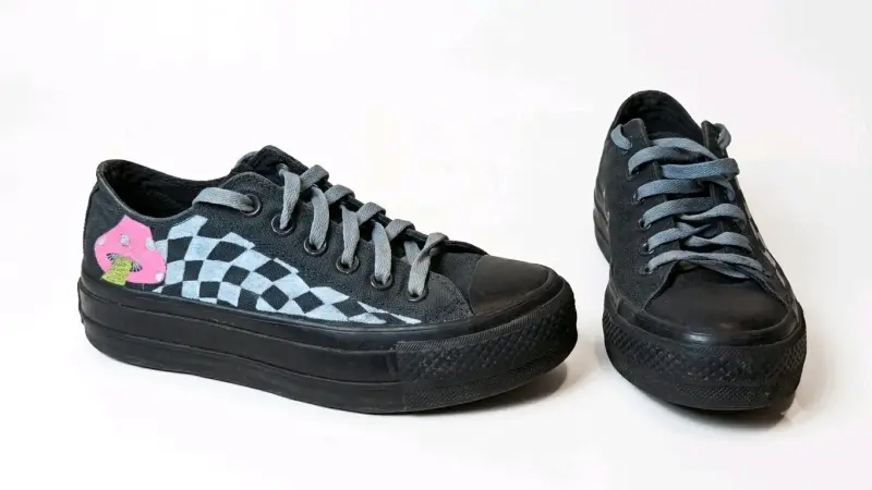 Zapatillas negras con diseño a cuadros - 2