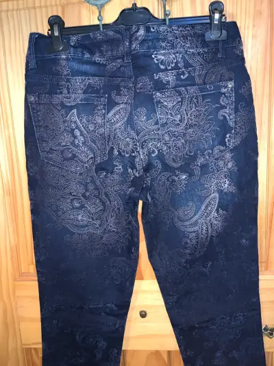 Jeans skinny Faded Glory con diseño floral - miniatura 4