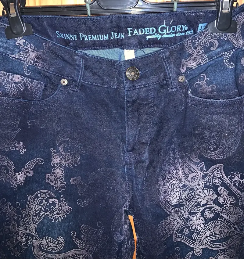Jeans skinny Faded Glory con diseño floral - 5