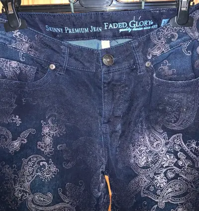Jeans skinny Faded Glory con diseño floral - miniatura 5