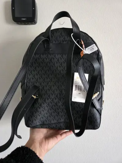 Mochila Michael Kors negra con logo - miniatura 2