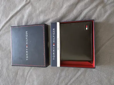 Billetera Tommy Hilfiger de cuero negra - miniatura 1