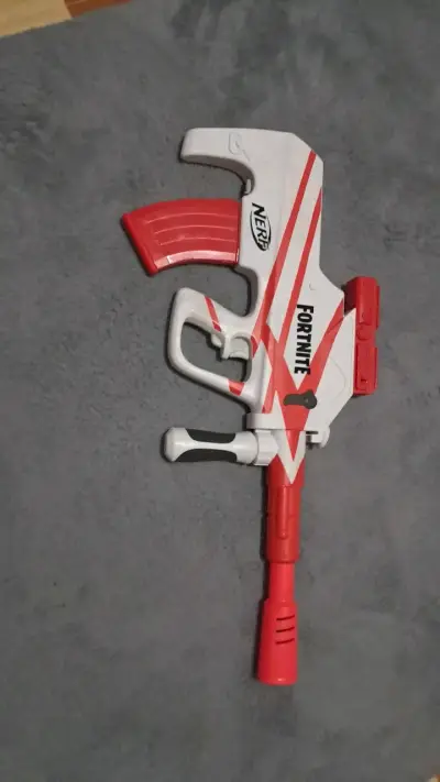 Lanzador Nerf Fortnite rojo y blanco - miniatura 1