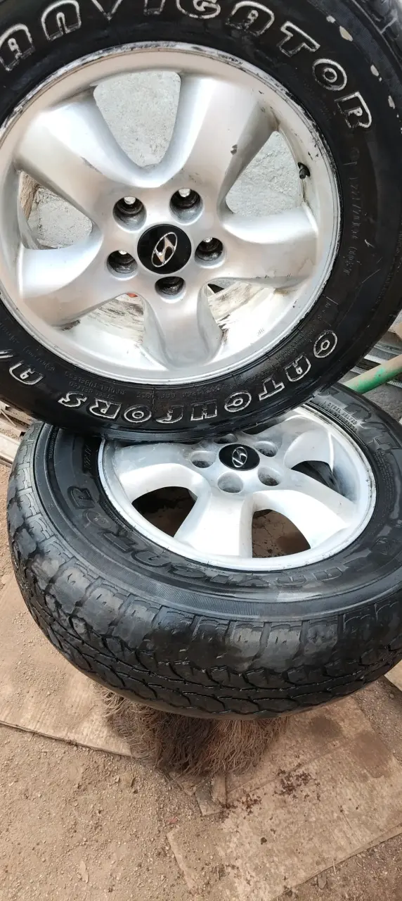 Llantas Hyundai con neumáticos usados - 1