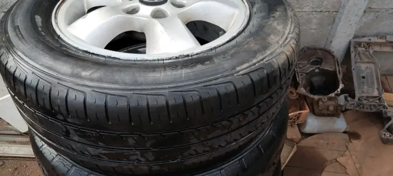 Llantas Hyundai con neumáticos usados - 2