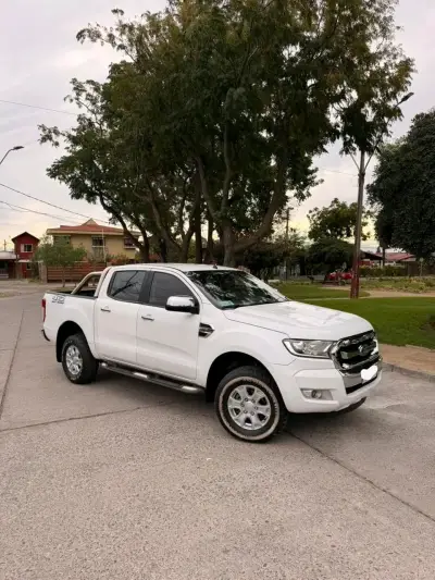 Camioneta Ford Ranger blanca en buen estado - miniatura 2