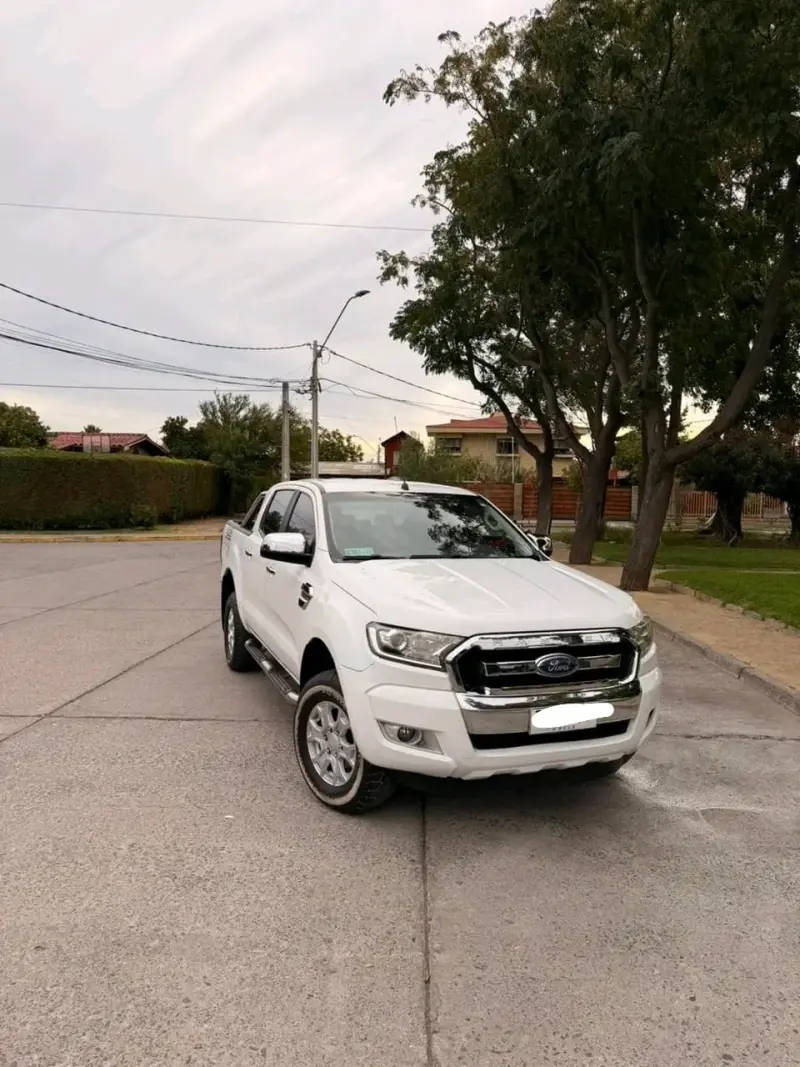 Camioneta Ford Ranger blanca en buen estado - 3