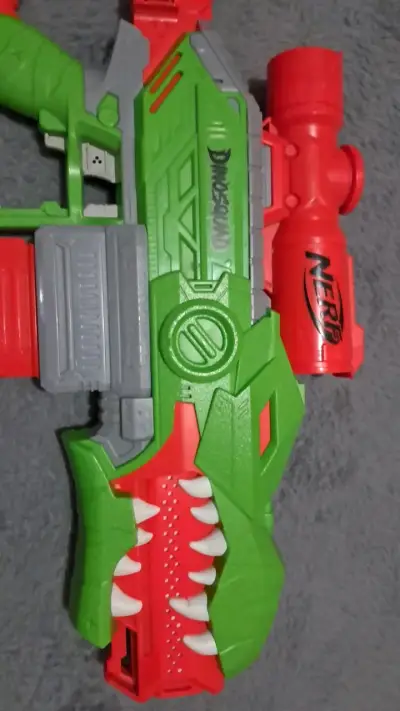 Lanzador Nerf DinoSquad verde y rojo - miniatura 1
