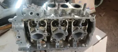 Culata de moto Subaru 3.6 derecha usada - miniatura 3