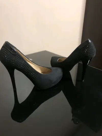 Tacones negros elegantes con detalles brillantes - miniatura 1