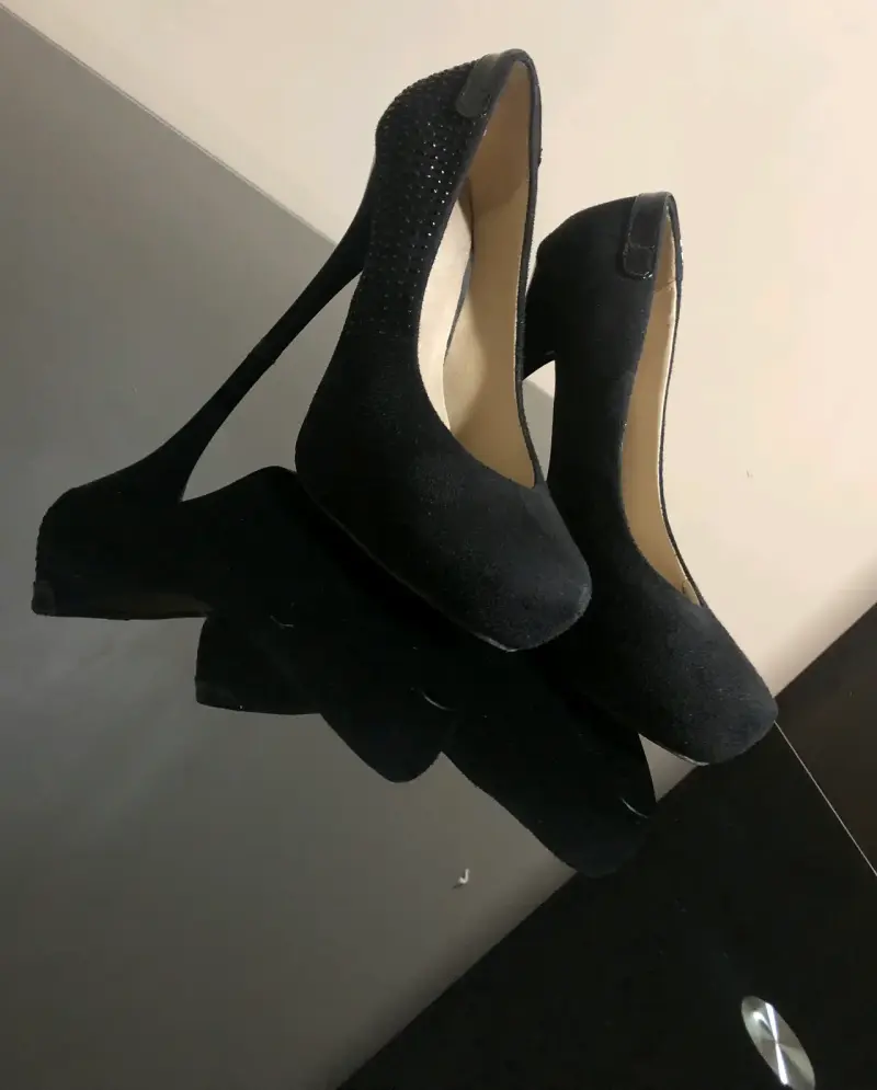 Tacones negros elegantes con detalles brillantes - 2