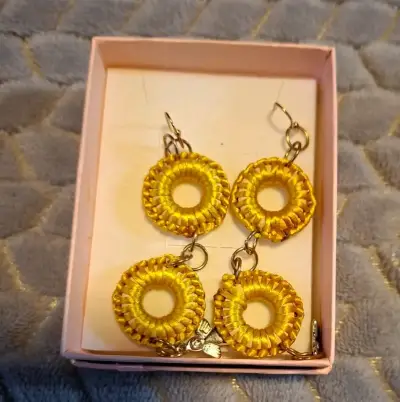 Aros colgantes amarillos tejidos a mano - miniatura 1