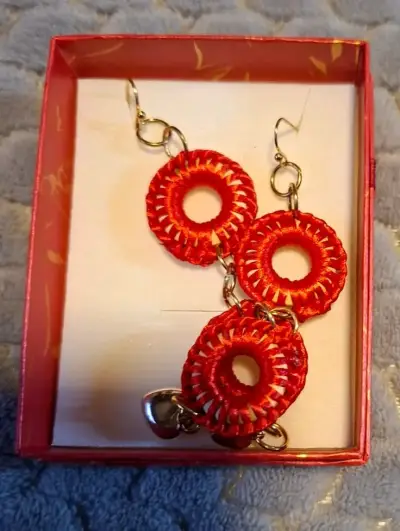 Aros colgantes amarillos tejidos a mano - miniatura 2