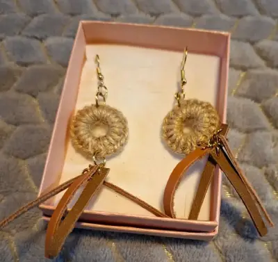 Aros colgantes amarillos tejidos a mano - miniatura 3