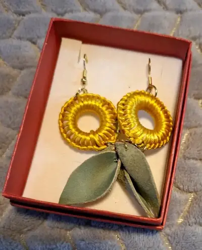 Aros colgantes amarillos tejidos a mano - miniatura 4